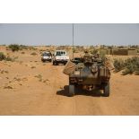 Montés à bord d'un VBL, les soldats de la compagnie Azur appuient les gendarmes maliens, lors d'une patrouille mixte dans les rues de Gao.