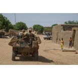 Montés à bord d'un VBL, les soldats de la compagnie Azur appuient les gendarmes maliens, lors d'une patrouille mixte dans les rues de Gao.