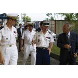 Le ministre des Outre-mer Victorin Lurel est accueilli par le général Bernard Metz en compagnie du colonel Didier Laumont à Cayenne, en Guyane française.