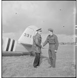 Le général de division aérienne Valin, Chef d'état-major de l'armée de l'Air, et le commandant du Wing 145, Dupérier (FAFL).