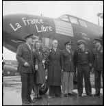 Le général de l'armée de l'Air américaine, Monique Rolland, Tillon et des officiers de l'armée de l'Air américaine posent devant l'avion 