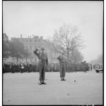 Le général Koenig arrive sur les Champs-Elysées pour la cérémonie du 11 novembre à Paris, en 1944, puis fait le salut militaire.