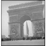 Les troupes sont rassemblées à l'Arc de Triomphe pour la cérémonie du 11 novembre à Paris, en 1944.