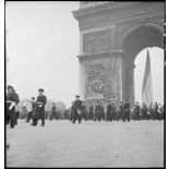 Défilé de la musique de l'Air sur les Champs-Elysées lors de la cérémonie du 11 novembre à Paris, en 1944.