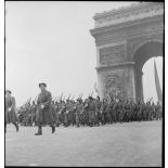 Défilé du régiment de chasseurs parachutistes sur les Champs-Elysées lors de la cérémonie du 11 novembre à Paris, en 1944.