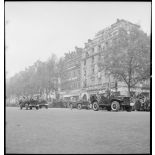 Défilé motorisé des tirailleurs marocains sur les Champs-Elysées lors de la cérémonie du 11 novembre à Paris, en 1944.