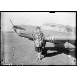 L'aviatrice Andrée Dupeyron et son avion, un Nord 1000, sur le terrain d'aviation d'Issy-les-Moulineaux.