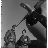 Le commandant et un pilote face à l'hélice d'un Thunderbolt.