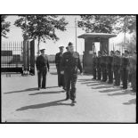 Arrivée du général d'armée aérienne René Bouscat, chef d'état-major de l'armée de l'Air à l'atelier industriel de l'Air (AIA) de Maison Blanche, où les honneurs lui sont rendus par un détachement.