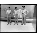 Les membres de l'équipage du général de Gaulle devant leur avion de transport à Maison Blanche.