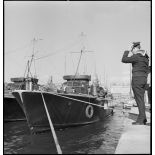 Vedette de la marine militaire roumaine à quai dans le port de Marseille.
