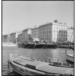 Vedettes de la marine militaire roumaine amarrées dans le port de Marseille.