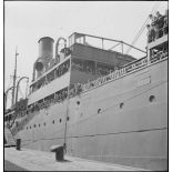 Le paquebot polonais SS Warszawa transportant des soldats réfugiés polonais est à quai dans le port de Marseille.