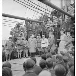 Un colonel polonais s'adresse aux soldats réfugiés polonais et aux autorités présentes à bord du paquebot polonais SS Warszawa à quai dans le port de Marseille.
