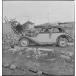 Cadavre au volant d'une voiture Hansa dans Namsos en ruine.