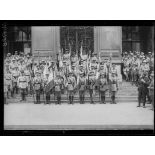 Paris, Le défilé du 14 juillet 1919. Les drapeaux du 10e corps d'armée. [légende d'origine]