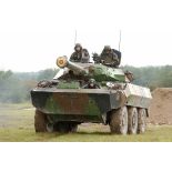 Evolution d'un blindé AMX 10 RC lors de démonstrations dynamiques de l'armée de Terre à Mourmelon.