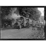 Près de Beaucourt-en-Santerre (Somme). Incendie d'un camion transportant des troupes. [légende d'origine]