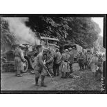 Près de Beaucourt-en-Santerre (Somme). Incendie d'un camion transportant des troupes. [légende d'origine]