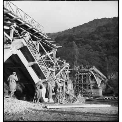 ImagesDéfense - La bataille pour Belfort : Le pont de Laissey sur le Doubs  détruit par les armées allemandes en retraite et reconstruit par le Génie  français.