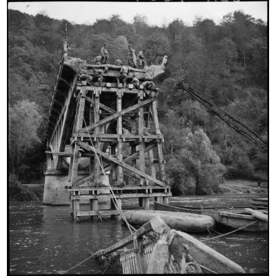 ImagesDéfense - La bataille pour Belfort : Le pont de Laissey sur le Doubs  détruit par les armées allemandes en retraite et reconstruit par le Génie  français.