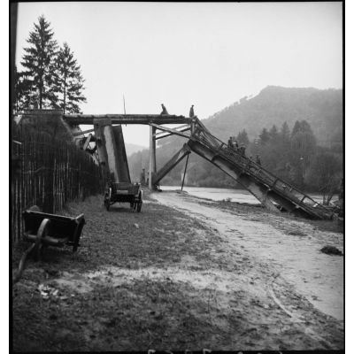 ImagesDéfense - La bataille pour Belfort : Le pont de Laissey sur le Doubs  détruit par les armées allemandes en retraite et reconstruit par le Génie  français.