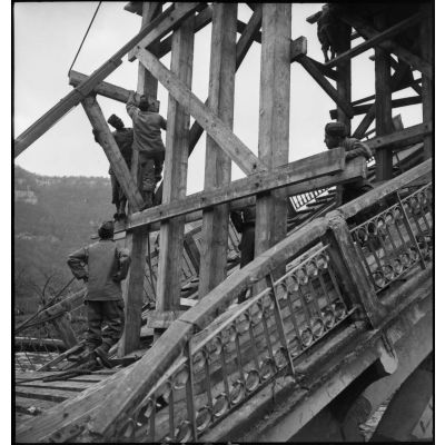 ImagesDéfense - La bataille pour Belfort : Le pont de Laissey sur le Doubs  détruit par les armées allemandes en retraite et reconstruit par le Génie  français.