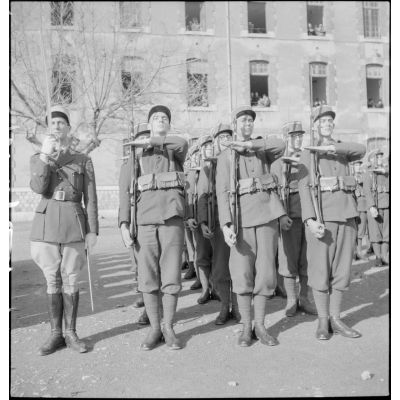 ImagesDéfense - Le drapeau de l'école militaire d'infanterie de  Saint-Maixent et sa garde.