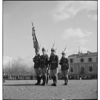 ImagesDéfense - Le drapeau de l'école militaire d'infanterie de  Saint-Maixent et sa garde.