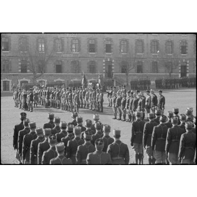 ImagesDéfense - Le drapeau de l'école militaire d'infanterie de  Saint-Maixent et sa garde.