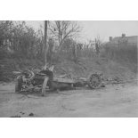 V2662. Région de Villiers Bretonneux, Somme. Récupérage [sic] des machines agricoles par la cavalerie française. [légende d'origine]