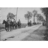 V2663. Régions de Villiers Bretonneux, Somme. Récupérage [sic] des machines agricoles par la cavalerie française. [légende d'origine]