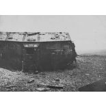 V2676. Est de Villers Bretonneux (Somme). Tank allemand renversé, vue de la partie supérieure avant latérale, 2 mitrailleuses sur l'arrière.