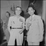 Le chef de bataillon (CBA) Linderman et le lieutenant colonel Kouprasith Abhay, attaché militaire à l'ambassade royale du Laos à Paris.