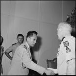 Le général Raoul Salan accueille le lieutenant colonel Kouprasith Abhay, attaché militaire à l'ambassade royale du Laos à Paris.