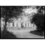 Le château de Montreuil, Grand Quartier Général anglais. Visite de Mr. Briand, sur le perron du château. 25-6-16. [légende d'origine]