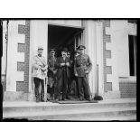 Au QG anglais. Mr. Briand, sir Douglas Haig, commandant en chef des troupes britanniques en France et le général Desvallières, chef de la mission française auprès de l'armée anglaise. 25-6-16. [légende d'origine]