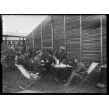 Five O'Clock à l'hôpital anglais d'Etaples (Pas-de-Calais). Monsieur Briand, sir Douglas Haig et officiers de l'état-major général anglais. 25-6-16. [légende d'origine]