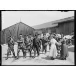 Mr. Briand et l'état-major général anglais aux ateliers de réparation de Calais. 25-6-16. [légende d'origine]