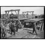 Audruicq (Pas-de-Calais). Monsieur Briand visite les chantiers de construction de locomotives et de matériels anglais. 25-6-16. [légende d'origine]