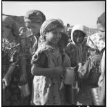 Ouled Haddada. Les écoles. Distribution de lait, don de la Croix-Rouge. [légende d'origine]