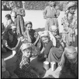 Ouled Haddada. Les écoles. Distribution de lait, don de la Croix-Rouge. [légende d'origine]