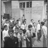 Alger, fin juin 1962, Diar es Saada. L'enrôlement des jeunes pour le défilé de l'indépendance. [légende d'origine]