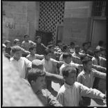 Alger, fin juin 1962, Diar es Saada. L'enrôlement des jeunes pour le défilé de l'indépendance. [légende d'origine]