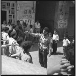 Alger, fin juin 1962, Diar es Saada. L'enrôlement des jeunes pour le défilé de l'indépendance. [légende d'origine]