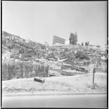 Alger, 20 mai - 5 juillet 1962. Vue prise au cours de patrouilles. Du boulevard du Corps Expéditionnaire près de Diar el maçoul : les drapeaux vert et blancs se multiplient. [légende d'origine]