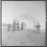 Bou Arbi après le 1er juillet 1962. Occupation des soldats : balises des emplacements de tentes pour l'hébergement de tout le 1/9 RIMa qui n'est jamais venu… Vue magnifique sur 180° sur la mer. [légende d'origine]