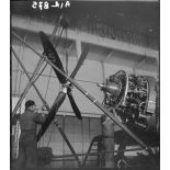 Montage d'une hélice de P-47 à l'Atelier Industriel de l'Air de Maison Blanche.