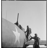 Pilote français montant à bord d'un appareil américain, probablement un Vultee A-35 Vengeance à Maison Blanche.