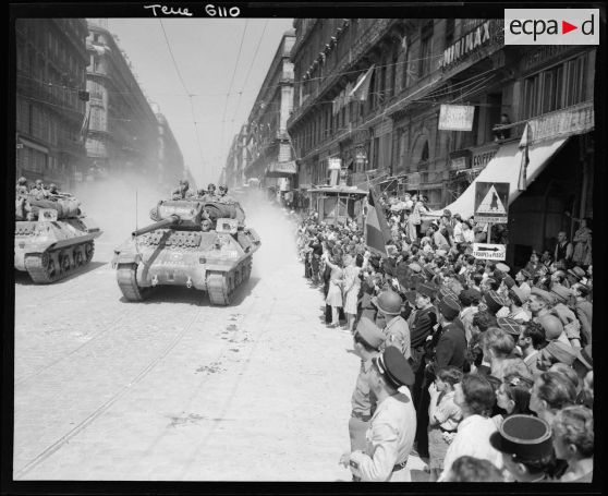 C&eacute;r&eacute;monie militaire dans Marseille lib&eacute;r&eacute;e : d&eacute;fil&eacute; motoris&eacute; des unit&eacute;s de la 1re arm&eacute;e.